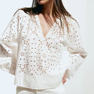 Vit blus  - Säljer denna söta blusen från hm. Aldrig använd men lappen kvar. Helt slutsåld på hemsidan🌸storlek M men passar mig som har S