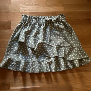 Grön kjol med vita prickar - Använd några gånger men  inga tecken på användning.  OBS: färgen fångas inte upp helt rätt på kameran