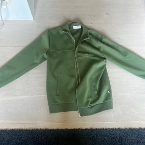 LES DEUX zip tröja  - Bra sick och lite använd, lent material och tunnt 