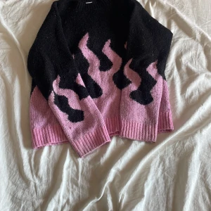Tröja - En stickad tröja med ros flammor på sig! Använda få gånger och i fint skick!💘🎀 köpte den för 299 på Lindex tror jag❤️