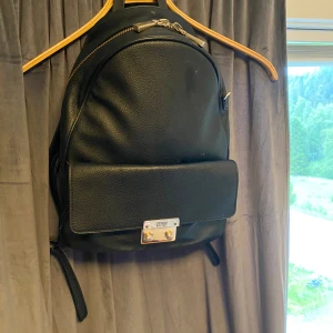 Äkta guess väska  - Köptes för 4 år sen för 1200kr, går ej att köpa längre. Fint skick men några små fläckar som borde gå bort med lite tvätt. 