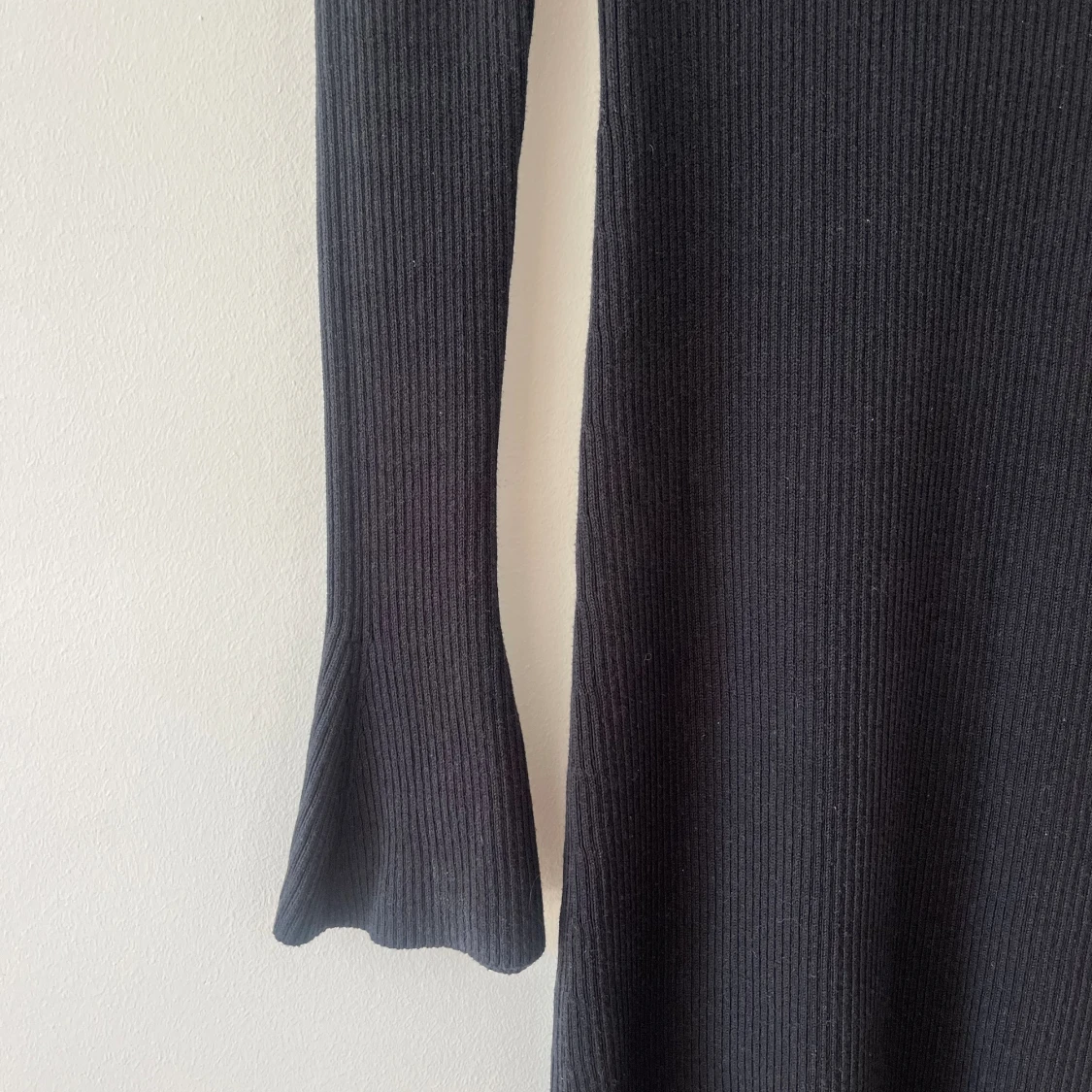 Ribbad klänning Gina Tricot X Bianca Ingrosso  - 90