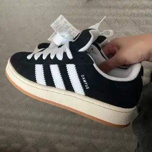 Säljer mina nya adidas campus i storlek 36 2/3. Kartongen finns med.