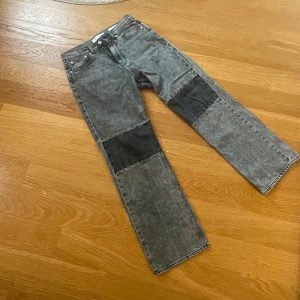 Our legacy jeans  - Varans skick är mycket bra, inga slitningar m.m. Storleken är 28, har liten bootcut känsla. Färgen är unik, precis som passformen. Om du letar efter ett snyggt par jeans se hit! 