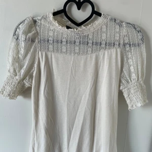 Topp med Stets🤍 - Jättesöt t-shirt med spets upptill från Vero Moda 🩷 Inga defekter då den användas bara ett par få tals gånger🩷