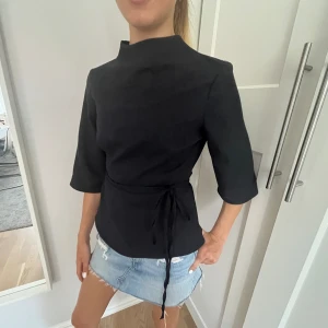 Svart topp - Så fin svart topp från Zara med öppen rygg där borta, på bilden är det ett linne under! 💕