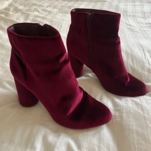 Klackar - Sammets klackar ifrån boozt i storlek 38