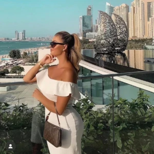 VIT KLÄNNING - • Använd en gång • Inga defekter • Har INTE möjlighet att ta fler bilder • Passar XS-M 