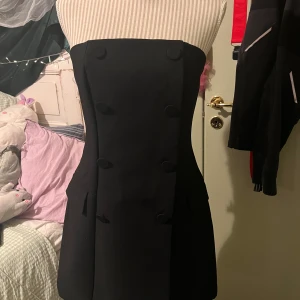 Elegant klänning utan ärmar - Köpt secondhand men aldrig använts