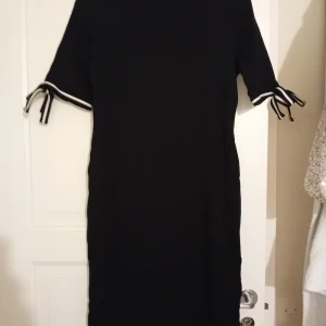 Bomullsklänning Ralph Lauren  - Marinblå bommuls jersey klänning från Ralph Lauren strl M. Blå-vita rosetter vid ärmsluten. Använd 1 ggr.