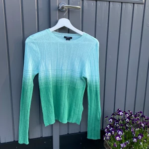 Lindex-topp, strl. M - Superfin oanvänd långärmad, tunn topp från Lindex. Gjord i återvunnen bomull. Något glittrig och genomskinlig i materialet. 