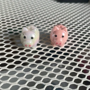 2 gris pärlor - Två stycken pärlor som passar till penna 🌸