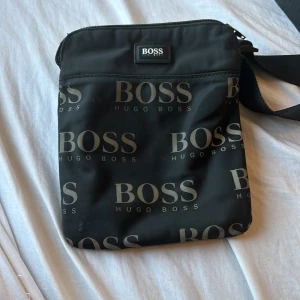 Hugo boss väska limiterad - Hugoboss beknarväska Limited edition går inte att hitta längre 