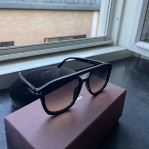 Tom Ford  - Tom Ford solglasögon herr, 9/10, nästan nyskick. Allt medföljer, nypris 3990kr 