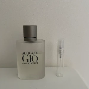 Acqua Di Gio edt 5 ml - Acqua Di Gio edt av Emporia armani, en mycket fräsch doft med mycket citron marina noter. Perfekt för sommaren säljs i 5 ml.