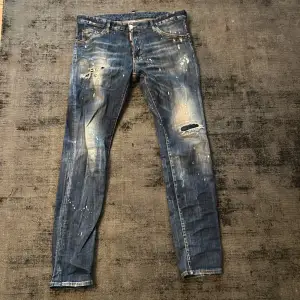 Riktigt snygga dsquared jeans!  Väldigt bra skick och snygg passform. Strl 50 vilket motsvarar M/L. Nypris nästan 5000 kr.