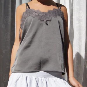 Grått spets linne  - Säljer den här superfina gråa spets linnet från twist&tango bara använd en gång. Den är i helt nyskick och i superfin silke material 