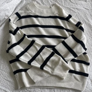 Stickad randig tröja - Tunn randig stickad tröja, köparen står för frakt 