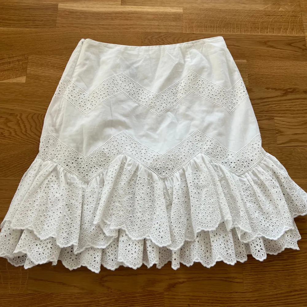 Jättefin kjol från H&M. Dragkedja på ena sidan. Storlek 34/XS. Ej stretchig. Tycker den är stor i storleken. Längd ca 47cm, midjemått rakt över ca 34cm. Den har lite små fläckar som knappt märks, går kanske bort i tvätt, skriv för bilder💓. Kjolar.