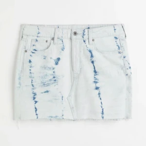 Jeans kjol - Säljer min jeans kjol från hm. Slutsåld på hemsidan. 