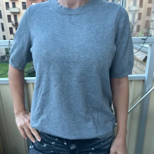 Grå stickad tshirt - Super fin tröja