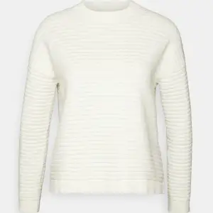 Jättefin tröja från selected femme. Helt ny, använd typ 3 gånger. 100% bomull. Original pris 600kr priset kan diskuteras 
