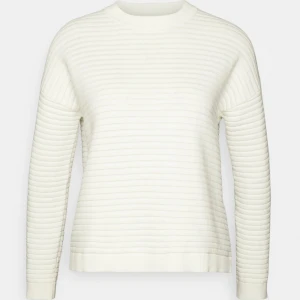 Vit tröja - Jättefin tröja från selected femme. Helt ny, använd typ 3 gånger. 100% bomull. Original pris 600kr priset kan diskuteras 