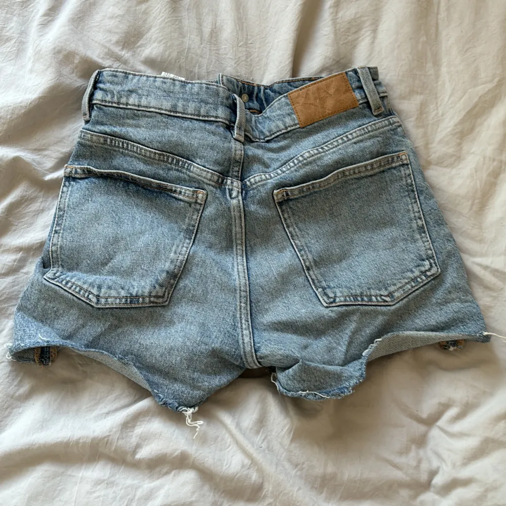 Jeans shorts från zara som är perfekta till sommaren💗 använda få gånger och i nästan nyskick, säljer för har andra dom är nästan exakt likadana💕nypris 329. Shorts.