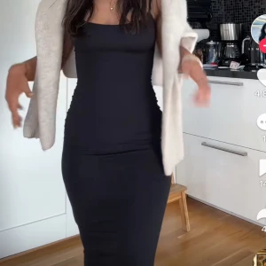Svart lång klänning - Jätte fin svart lång klänning. Klänningen är i jätte bra skick, som ny!💕 ( lånade bilder )