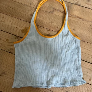 Halterneck - Gullig halternecktopp som jag croppat