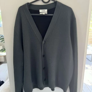 Cos cardigan - En grön Cardigan från märket Cos. Storlek L men väldigt croppad så passar även M. Knappt använd. Köpt för 900 men säljer för 200