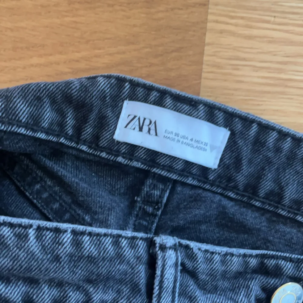 Jätte fina mid waist jeans från zara som inte längre kommer till användning!! Original priset är ca 400kr 💕 kan potentiellt ja några små defekter.. Jeans & Byxor.