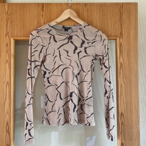 Långärmad spets topp! - Säljer min långärmade spets topp från Monki, i storleken S. Andvänd cirka 2 gånger, den är i bra skick!  Kontakta gärna vid fler frågor och bilder!☺️