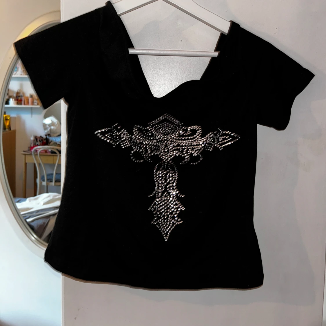 Half off-shoulder tröja med kors - 90