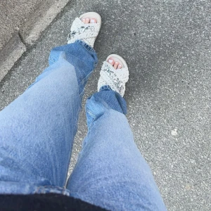Lågmidjade jeans  - Säljer mina lådmidjade jeans från zara i blått då de blivit lite små😕😕💗 använda fåtal gånger och är i nyskick! obs, det är inte samma färg som på sista bilden utan det är bara samma modell. Denna färg är helt slutsåld🩷