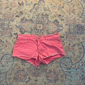 Rosa lågmidjade jeansshorts💓 - Supersnygga rosa lågmidjade jeansshorts💓 Storlek 32 - 34 