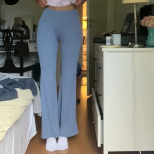 Blå mjukisbyxor  - Materialet syns på andra bilden, lite mörkare blå färg i verkligheten. Finns ingen lapp men uppskattar storleken till en S. :)