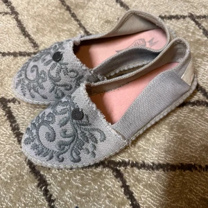 Odd Molly epadrillos med fransar - Aldrig använda så de är i nyskick, skorna är i storlek 36. 23cm från topp till hälen, pris kan diskuteras!💞