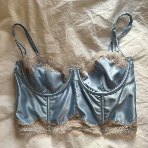 Victoria’s Secret bralette  - Väldigt fin bh/topp från VS, i nyskick då den endast är använd en gång🌸 storlek 75C 