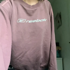 Reebok sweatshirt  - Liten missfärgning längre ner på tröjan vilket syns på bild 2. Lapp avklippt så vet inte storlek men uppskattar den till en L/XL. :)