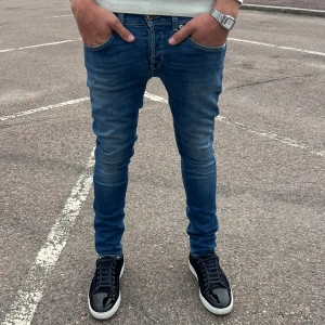 Dondup  - Vi säljer nu dessa Dondup George Jeans⭐️ Storlek: W31 Pris: 900:- Retail: 3200:- Skick: 9/10 Modellen är ca 180cm och väger ca 70kg Hör av er vid frågor eller funderingar! 