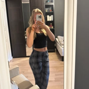 Pyjamasbyxor  - Rutiga pyjamasbyxor från Cubus i XS. Super sköna. Säljer då de är för små för mig. Nypris 449kr