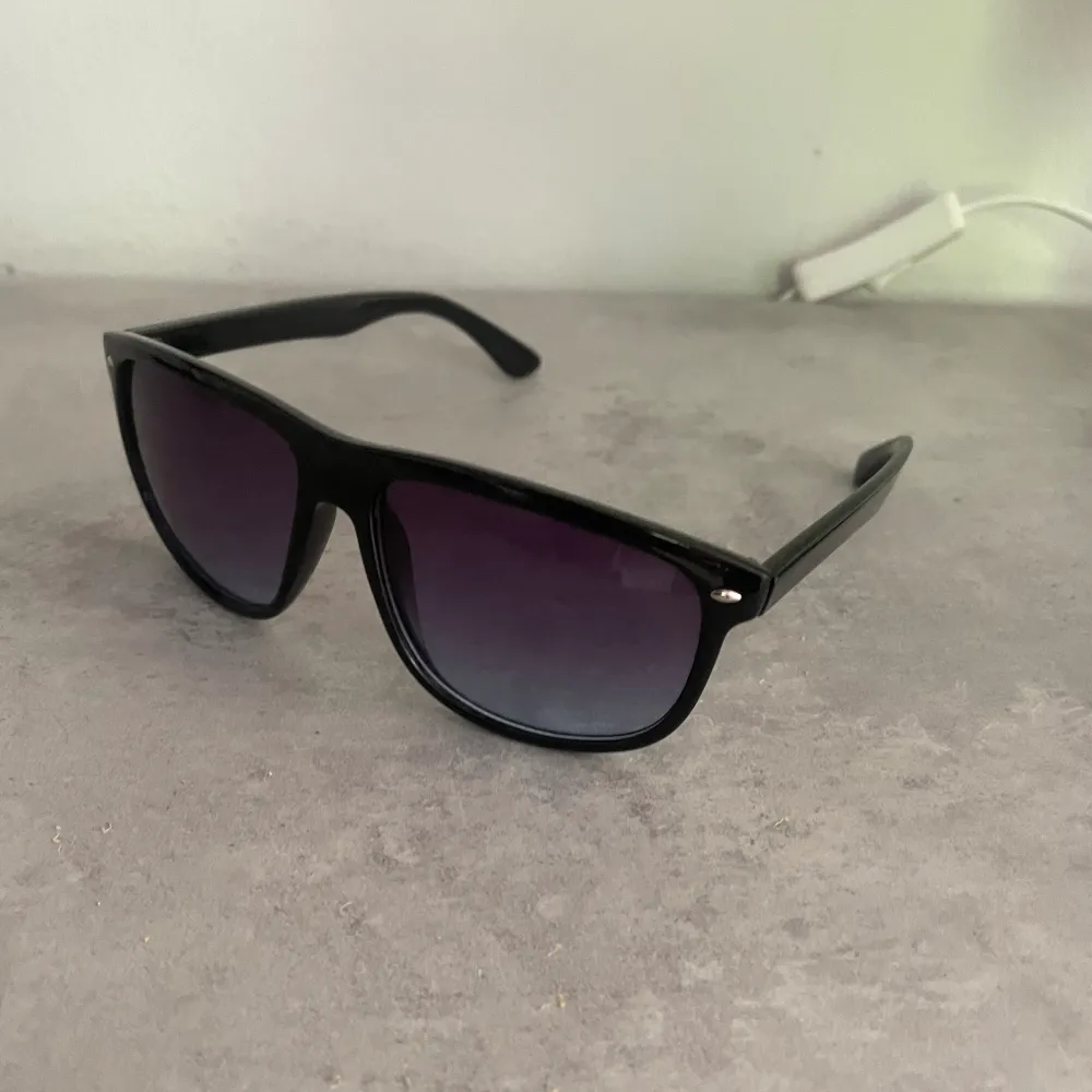 Säljer nu dessa sjukt snygga unbranded solglasögon som har samma modell som rayban boyfriend. Dom är helt oanvända och är perfekta för sommaren. . Övrigt.