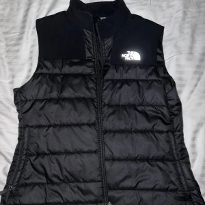 North face väst - Använt några gånger, säljer på grund av ingen användning. Ord pris 1500
