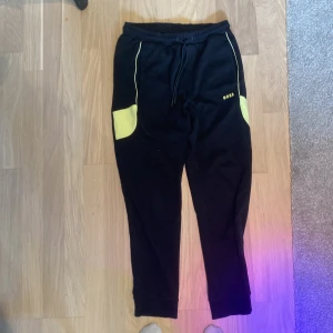 Hugo boss mjukis byxor - Fina byxor från Hugo boss. Byxorna hör till ett set, men jag säljer bara byxorna. 