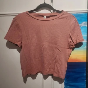 T-shirt från HM - Bra skick och normal I storlek och knappt använd 