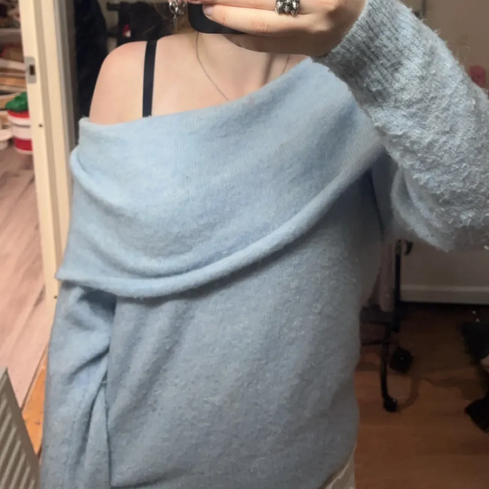 Super fin tröja som är offshoulders, jätte skön också. Knappt använd, strl s köpt på h&m😊. Tröjor & Koftor.