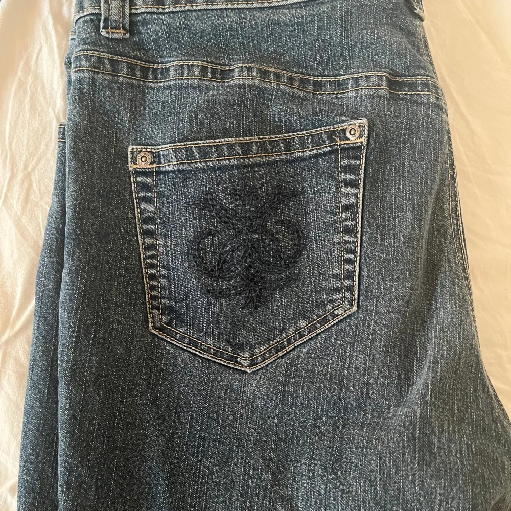 Detta är ett par jeans med fina mönster på fickorna där bak, säljer då de aldrig kommer till användning. Har inga defekter och är bara använda en gång!. Jeans & Byxor.