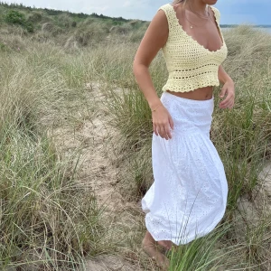 Virkad gul topp - Handvirkad gul topp med öppen rygg, färg går att välja då allt görs på beställning. storlek XS-M 100% bomull 