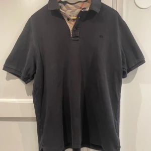Burberry piké  - Hej, säljer denna snygga pikétröjan från burberry. Perfekt för sommaren, inga defekter och är i storleken XXL men passar M/L. Hör av er för fler bilder eller mer info.